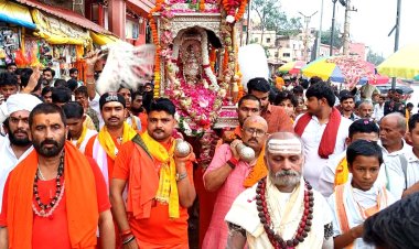 चित्रकूट में धूमधाम से निकाली गई राजाधिराज स्वामी मत्तगजेंद्रनाथ सरकार की पालकी यात्रा