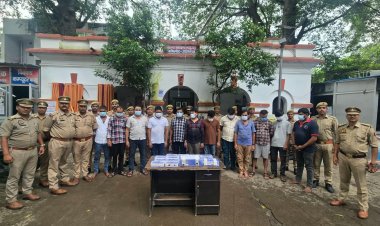 प्रयागराज में फोटो कॉपी की दुकान में चल रहा था जुए का अड्डा, 12 गिरफ्तार