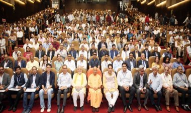यूपी की 25 करोड़ आबादी चुनौती नहीं, बड़ी संभावना: CM योगी, 107 स्टार्टअप्स को ₹3.42 करोड़ की मदद