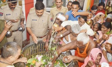 सावन पूर्णिमा पर सरयू तट पर श्रद्धालुओं की उमड़ी भारी भीड़