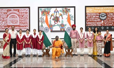 राष्ट्रपति भवन पहुंचीं बलरामपुर की बेटियां, राष्ट्रपति को बांधीं राखी