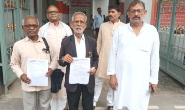 बामपंथी नेताओं ने जिलाधिकारी को ज्ञापन सौंपा, लगाया निजी दस्तावेज मांगने का आरोप