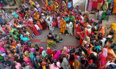 यूपी के हमीरपुर में अनोखा दंगल, घूंघट वाली महिलाएं अखाड़े में भिड़ीं