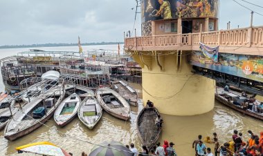 वाराणसी: गंगा की लहरों ने धरा रौद्र रूप, तटवर्ती क्षेत्रों में पहुंचा बाढ़ का पानी