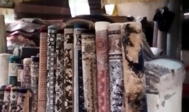 वाराणसी : अत्यधिक बरसात से कालीन व्यवसायियों को खासा कठिनाई, ग्राहकों की संख्या घटी