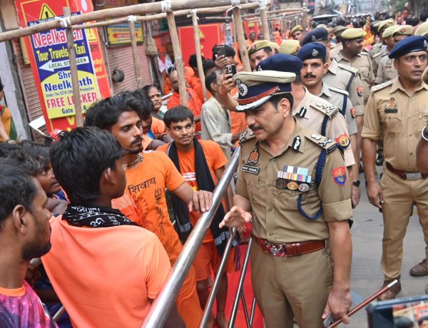 सावन के पहले सोमवार पर हाई अलर्ट : पुलिस कमिश्नर ने कांवड़ियों से मिलकर परखी सुरक्षा व्यवस्था