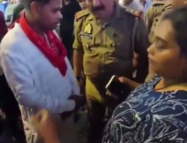 काशी विश्वनाथ मंदिर में वीआईपी दर्शन के नाम पर ठग लिये चार हजार, पुलिस ने वापस दिलाई धनराशि