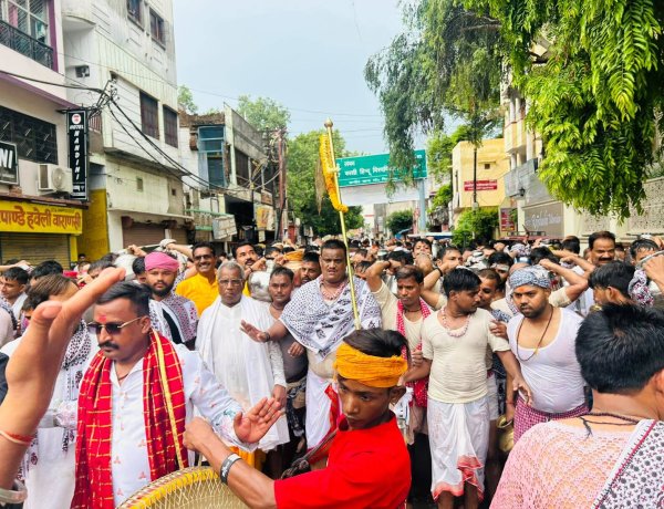 सावन के पहले सोमवार पर 94 साल पुरानी परंपरा निभा 40 हजार यदुवंशियों ने किया बाबा विश्वनाथ का जलाभिषेक