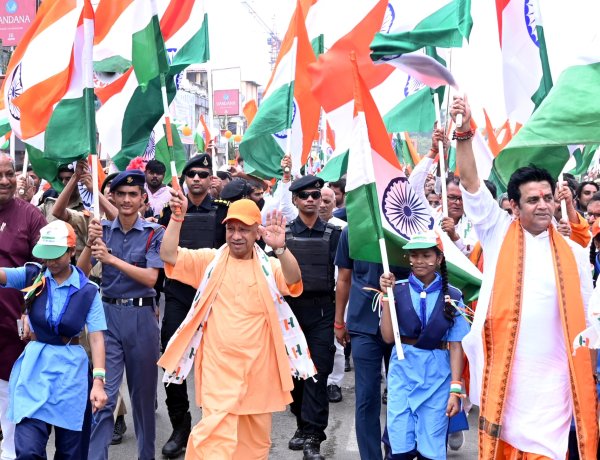 गोरखपुर : मुख्यमंत्री याेगी के नेतृत्व में निकाली गई तिरंगा यात्रा का पुष्पवर्षा से किया गया स्वागत , गूंजा राष्ट्र प्रथम का उद्घोष