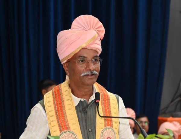 डिग्री के साथ चरित्र और संवेदना को जीवन का आधार बनाएं युवा : संजय श्रीनेत