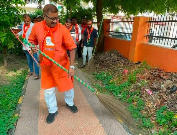 वाराणसी : विधायक ने पार्कों में लाइट और सुंदरीकरण के कार्यों को शीघ्र पूर्ण करने के दिये निर्देश