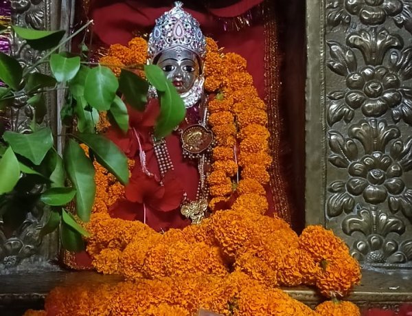 मायके से चौथी लेकर पहुंचे ग्रामीण, भंडारी देवी धाम में उमड़ा आस्था का सैलाब