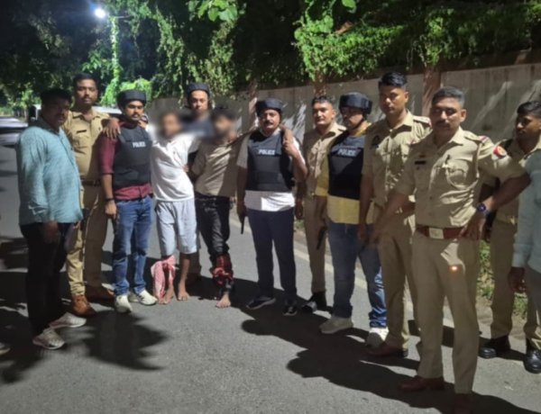 चेन स्नेचिंग के दो आरोपित पुलिस मुठभेड़ में गिरफ्तार, आरक्षी घायल