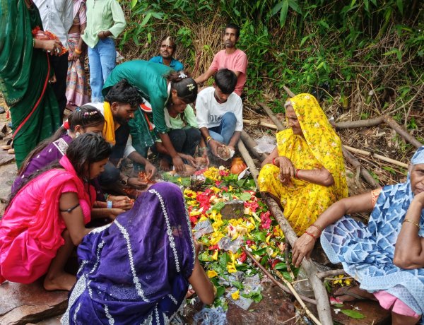 बाढ़ की वजह से मंदिर नहीं पहुंच सके भक्त तो नदी किनारे शिवलिंग स्थापित कर की पूजा