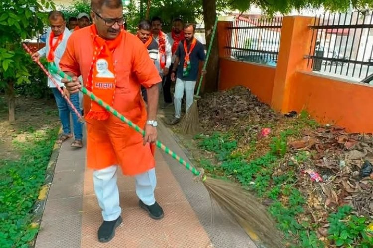 वाराणसी : विधायक ने पार्कों में लाइट और सुंदरीकरण के कार्यों को शीघ्र पूर्ण करने के दिये निर्देश