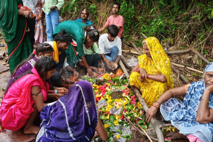 बाढ़ की वजह से मंदिर नहीं पहुंच सके भक्त तो नदी किनारे शिवलिंग स्थापित कर की पूजा