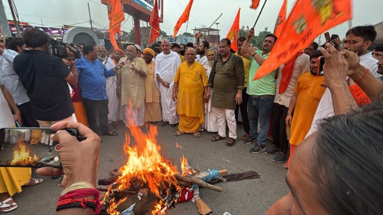 भगवा वेश में संसद प्रदर्शन के विरोध में अयोध्या के संतों का आक्रोश मार्च, राष्ट्रपति के नाम सौंपा ज्ञापन