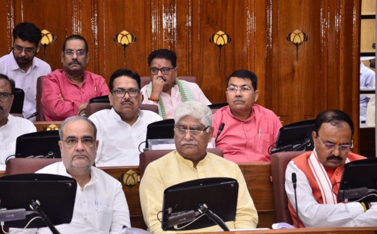 फुटपाथों एवं सार्वजनिक मार्गों से अतिक्रमण हटाया जाए : विजय बहादुर पाठक