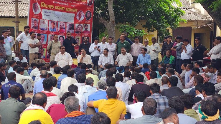 भाजपा जिला पंचायत अध्यक्ष ने दिवंगत लाइनमैन के परिवार को ढाई लाख रुपये की आर्थिक सहायता दी