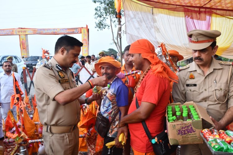 कांवड़ यात्रा: डीआईजी और मंडलायुक्त ने बांटे फल-प्रसाद, सुरक्षा इंतजामों का लिया जायजा
