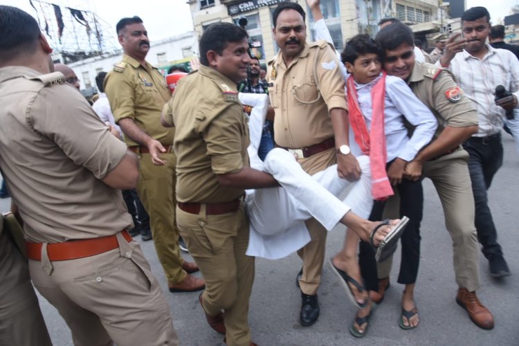 लखनऊ में E-20 पेट्रोल और महंगाई के विरोध में सपा कार्यकर्ताओं का प्रदर्शन, पुलिस ने हिरासत में लिया