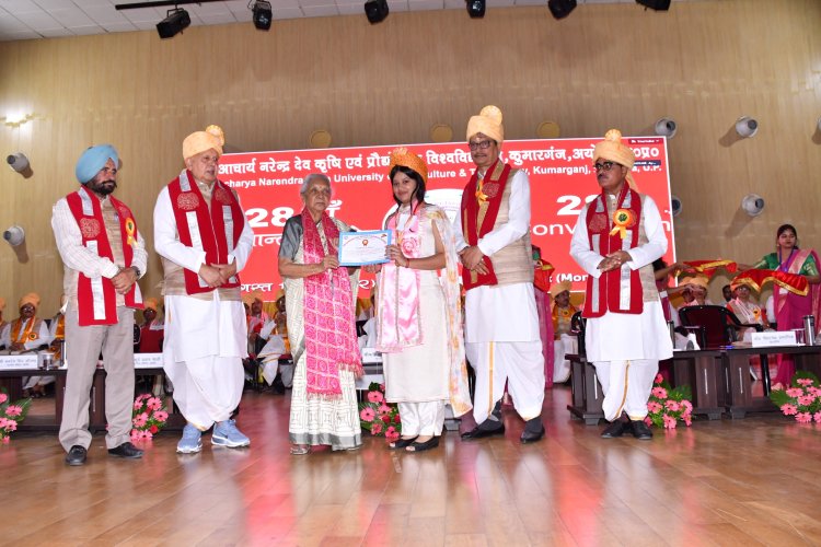 अयोध्या : कृषि विश्वविद्यालय के दीक्षांत समारोह में मेधावी स्वर्ण पदकों से सम्मानित, राज्यपाल आनंदी बेन पटेल ने दिया आशीर्वचन