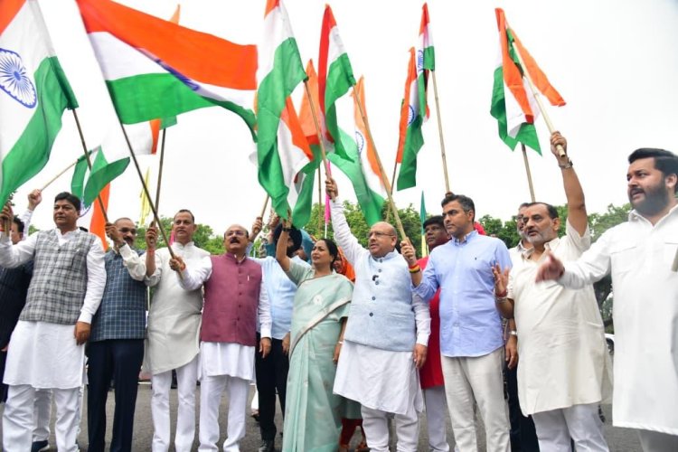 दिल्ली विधानसभा में तिरंगा यात्रा का आयोजन, विजेंद्र गुप्ता बोले- तिरंगा हमारे लोकतंत्र की जीवंत धड़कन