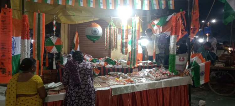 तिरंगे के रंग में सजे प्रयागराज के बाजार, दुकानों पर बढ़ी रौनक