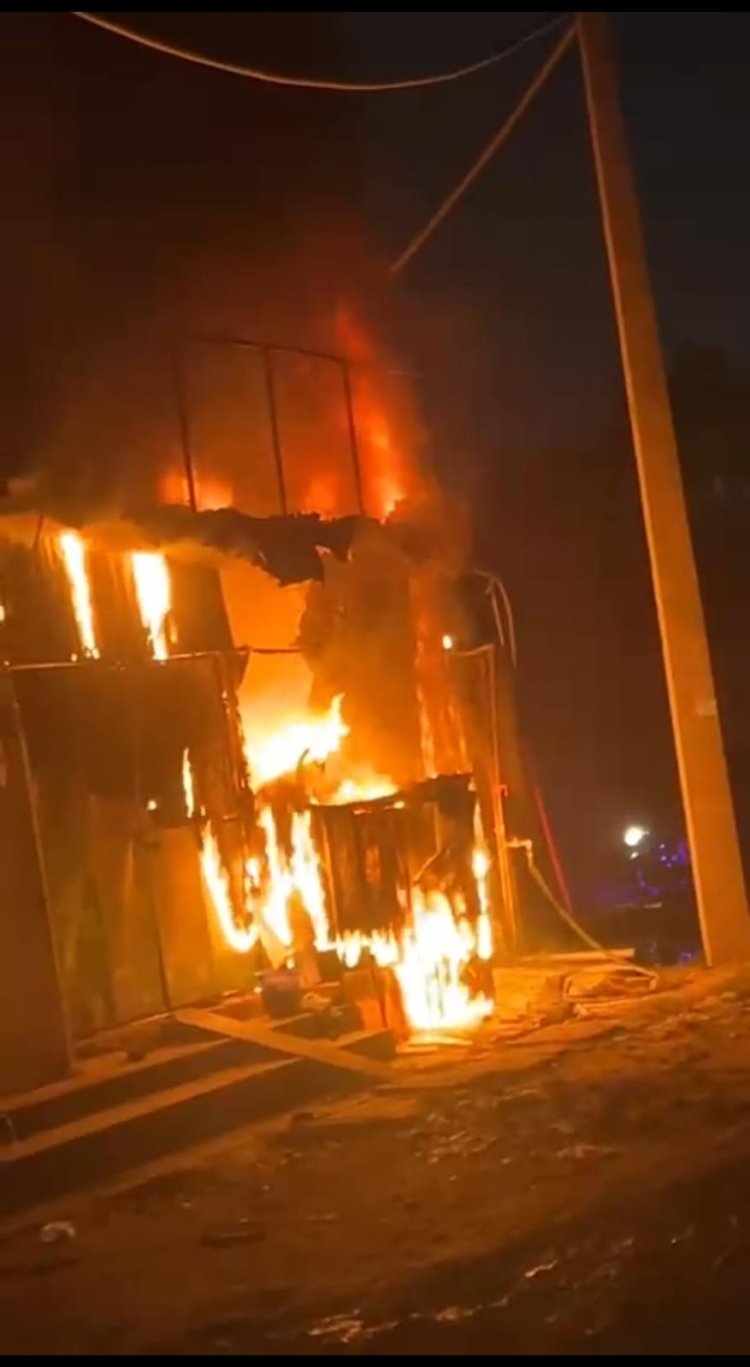 शाहबेरी मार्केट में लकड़ी की दुकान में लगी आग, दम घुटने से एक मजदूर की मौत, दूसरे की हालत नाजुक
