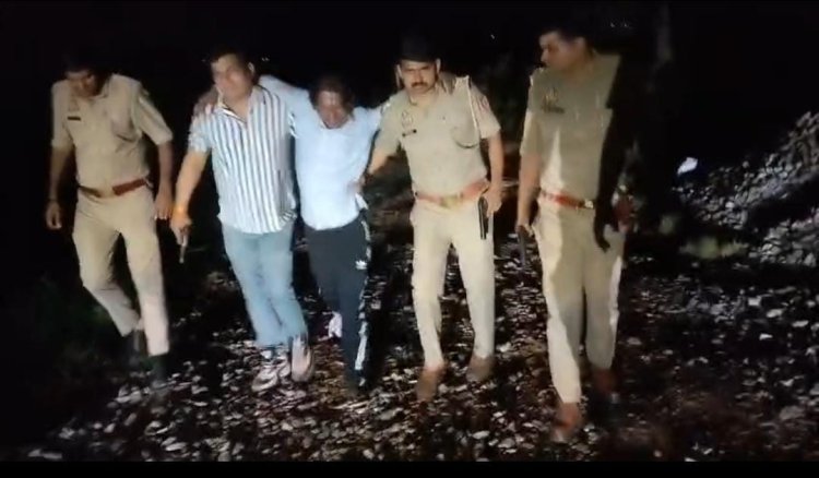 पुलिस मुठभेड़ के दौरान हत्या के प्रयास के मामले में वांछित दो बदमाश गिरफ्तार, एक के पैर में लगी गोली
