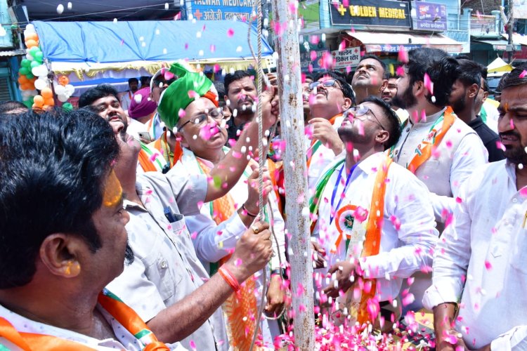 प्रयागराज में देशभक्ति का महाकुंभ: व्यापारियों ने पूरे जोश से मनाया 80वां स्वतंत्रता दिवस, 'वंदे मातरम' के 150 वर्ष पूर्ण होने पर निकली भव्य तिरंगा यात्रा