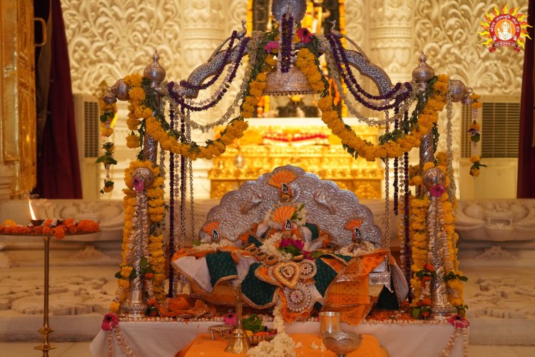 श्री राम जन्मभूमि में चांदी के झूले में विराजमान हुए रामलला, भाव-विभोर हुए श्रद्धालु