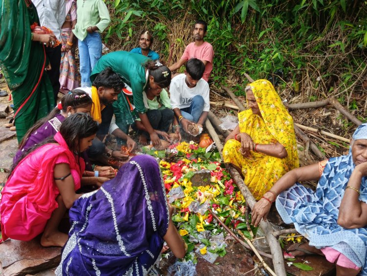 बाढ़ की वजह से मंदिर नहीं पहुंच सके भक्त तो नदी किनारे शिवलिंग स्थापित कर की पूजा