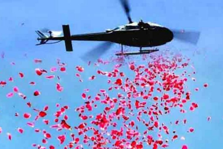 उप्र में कांवड़ियों पर हेलीकॉप्टर से पुष्पवर्षा, गूंजा हर-हर महादेव का जयघोष