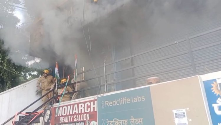 किड्स बैकर्स में शॉर्ट सर्किट से आग, 10 लाख का बेकरी का सामान जलकर राख