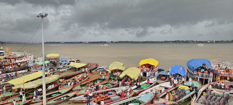 वाराणसी में गंगा ने रौद्र रूप धरा, चेतावनी बिंदु की ओर बढ़ चली लहरें