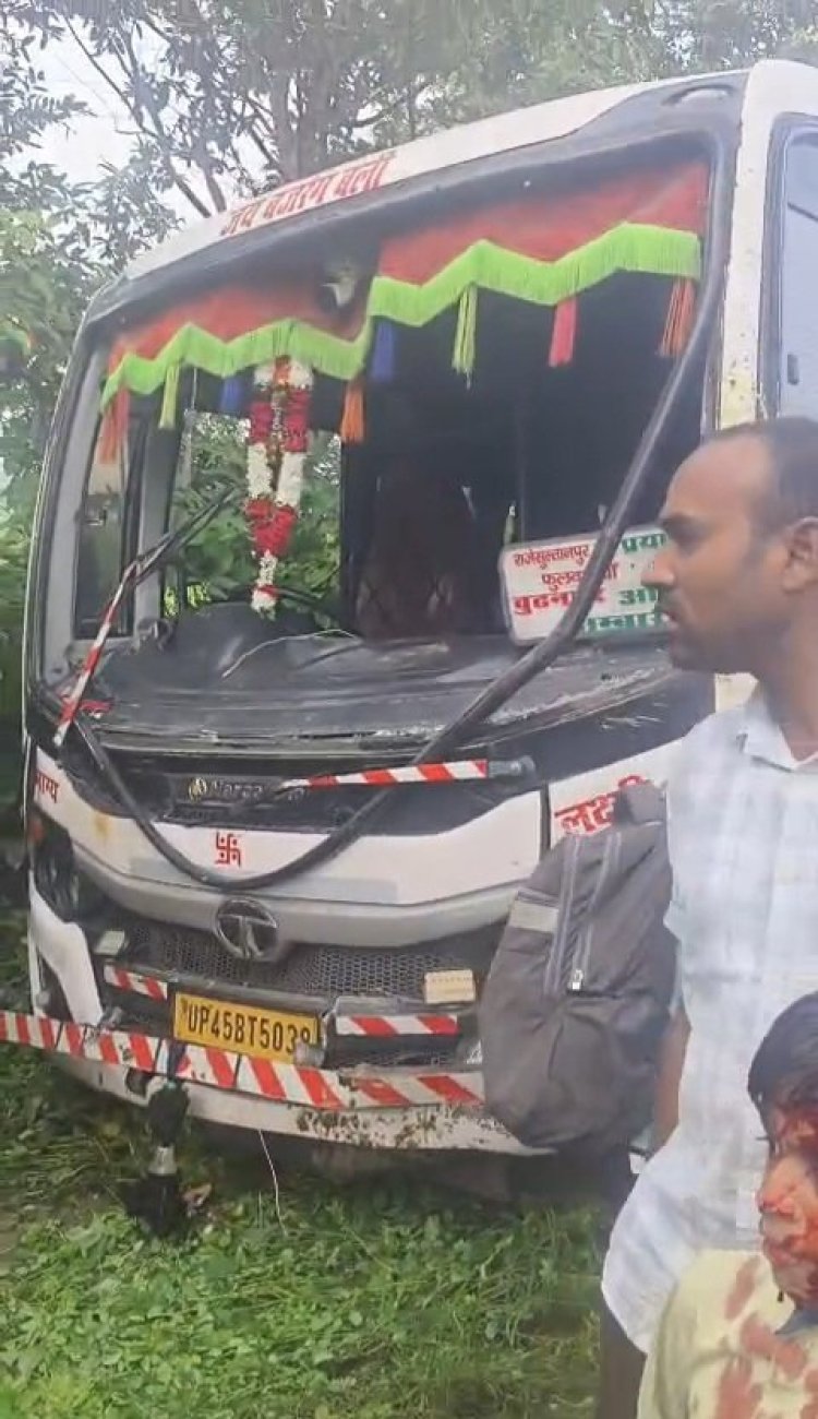 जौनपुर: बस की टक्कर से स्कूल वैन पलटी, सात बच्चे घायल