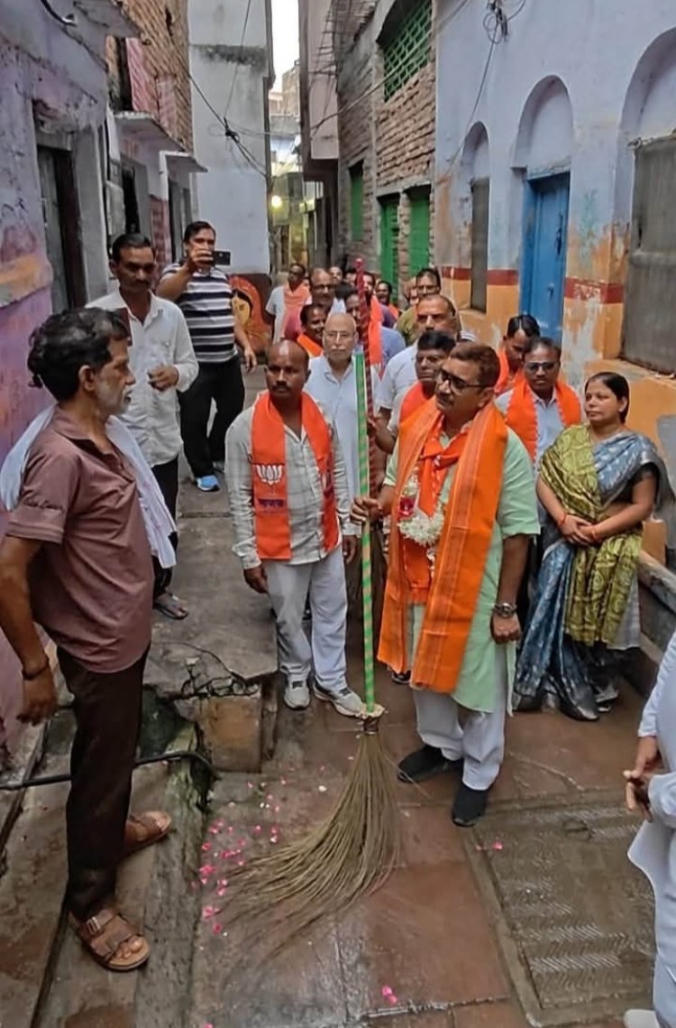 विधायक डॉ. नीलकंठ ने बनारसी बोली में पूछा जनता का हालचाल, महिलाओं ने की पुष्प वर्षा