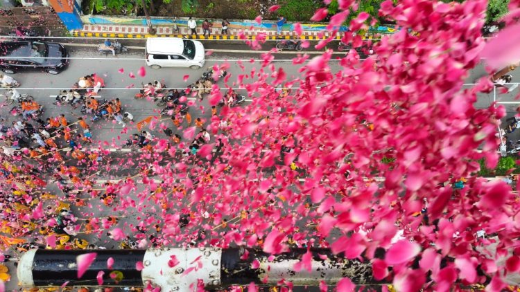 भव्य कांवड़यात्रा में मण्डलायुक्त और आईजी ने राजकीय हेलीकॉप्टर से की पुष्पवर्षा