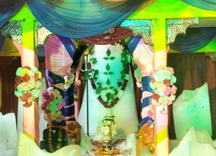 बर्फ शिवलिंग से सजे बाबा मुक्तेश्वर नाथ महादेव, महापौर ने की महाआरती