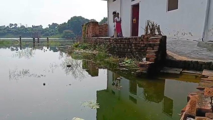 वाराणसी में गंगा का जलस्तर चेतावनी बिंदु के करीब, घाटों पर एनडीआरएफ और जल पुलिस की लगातार पेट्रोलिंग