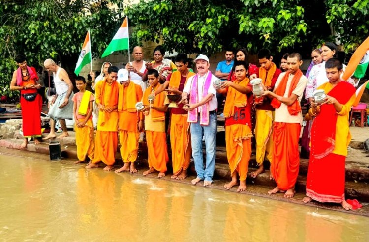 वाराणसी में रौद्र रूप धरी गंगा की नमामि गंगे ने किया दुग्धाभिषेक