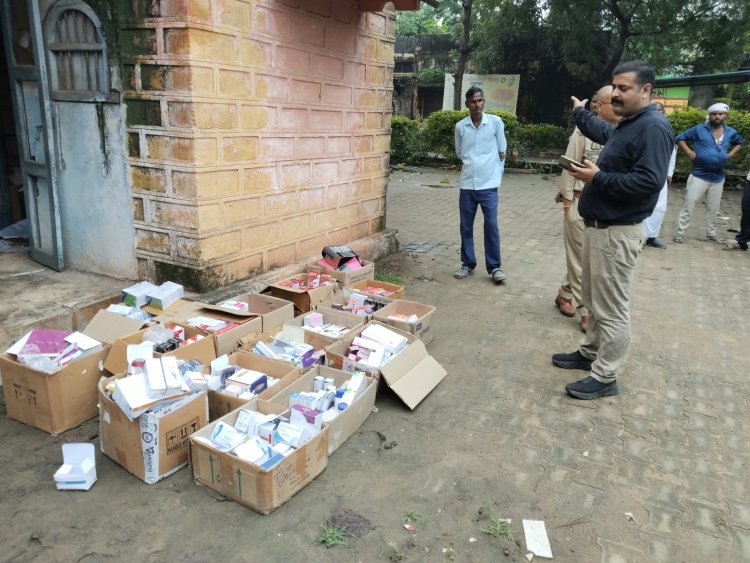 जन औषधि केंद्र में मिलीं 19 पेटी प्राइवेट दवाएं, जांच अधिकारी ने किया सील