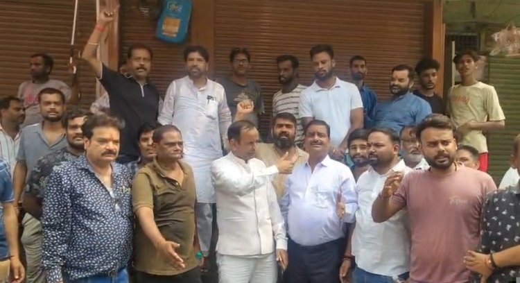 खाद्य विभाग की छापेमारी के विरोध में व्यापारियों ने बाजार बंद कर किया प्रदर्शन
