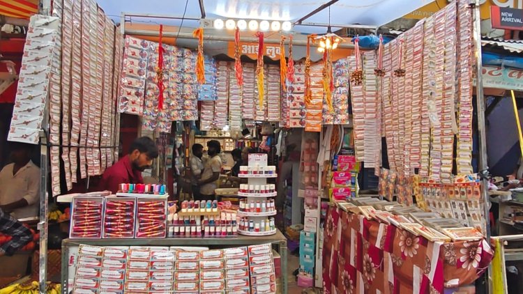 रक्षाबंधन को लेकर बाजारों में बढ़ी रौनक, रंग-बिरंगी राखियों से सजी दुकानें