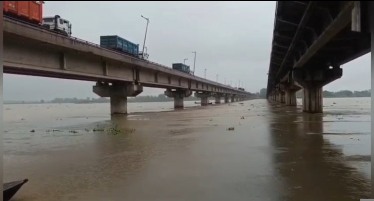 कानपुर में गंगा का जलस्तर बढ़ा, बैराज पर 30 सेंटीमीटर ऊपर पहुंचा पानी; प्रशासन अलर्ट
