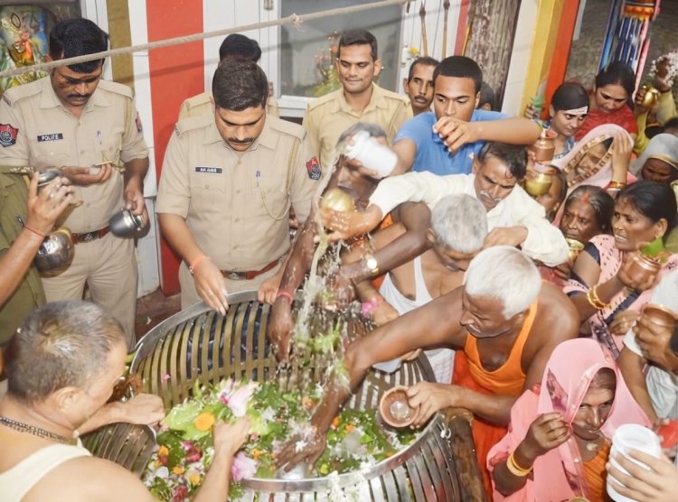 सावन पूर्णिमा पर सरयू तट पर श्रद्धालुओं की उमड़ी भारी भीड़