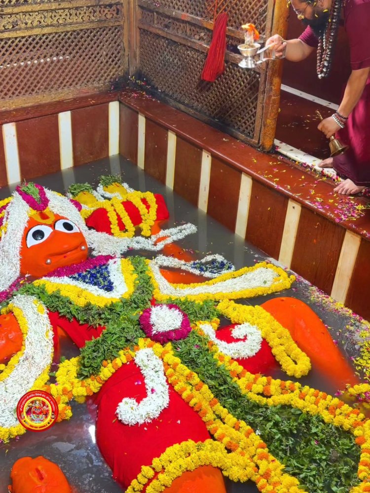 ब्रह्म मुहूर्त में संगम तट पर बड़े हनुमान जी का पावन स्नान, भक्ति में डूबा प्रयागराज