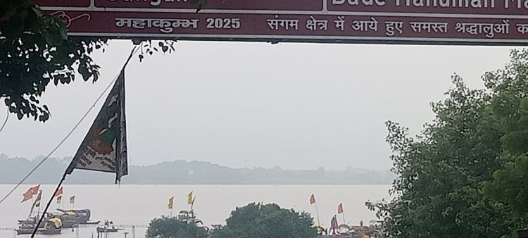 प्रयागराज में गंगा-यमुना का जलस्तर बढ़ , सभी तटबंध सुरक्षित