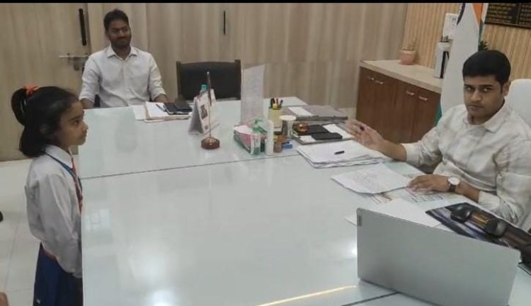 मऊ : सात साल की समरा ने जिलाधिकारी से स्कूल मार्ग बनवाने की लगाई गुहार